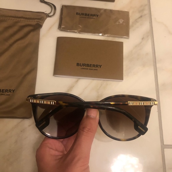 🔥NEW BURBERRY BEST SELLER SUNGLASSES 🔥 - Picture 6 of 13